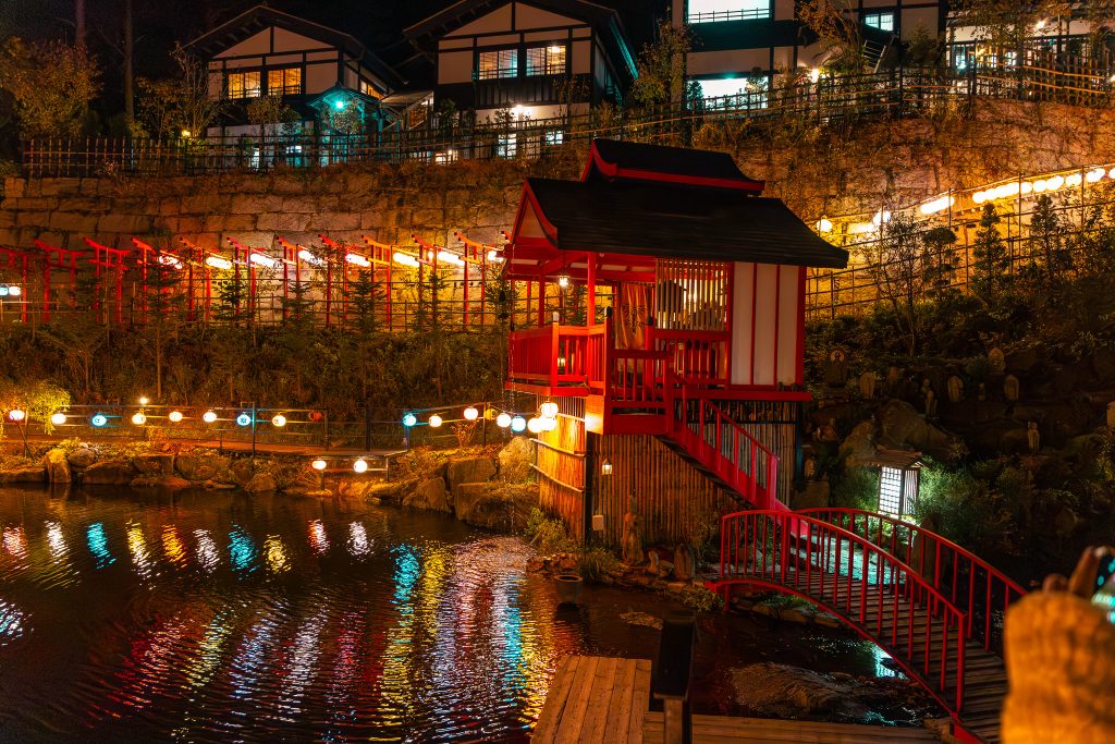 니지모리 스튜디오 붉은 정자 야경명소 연못