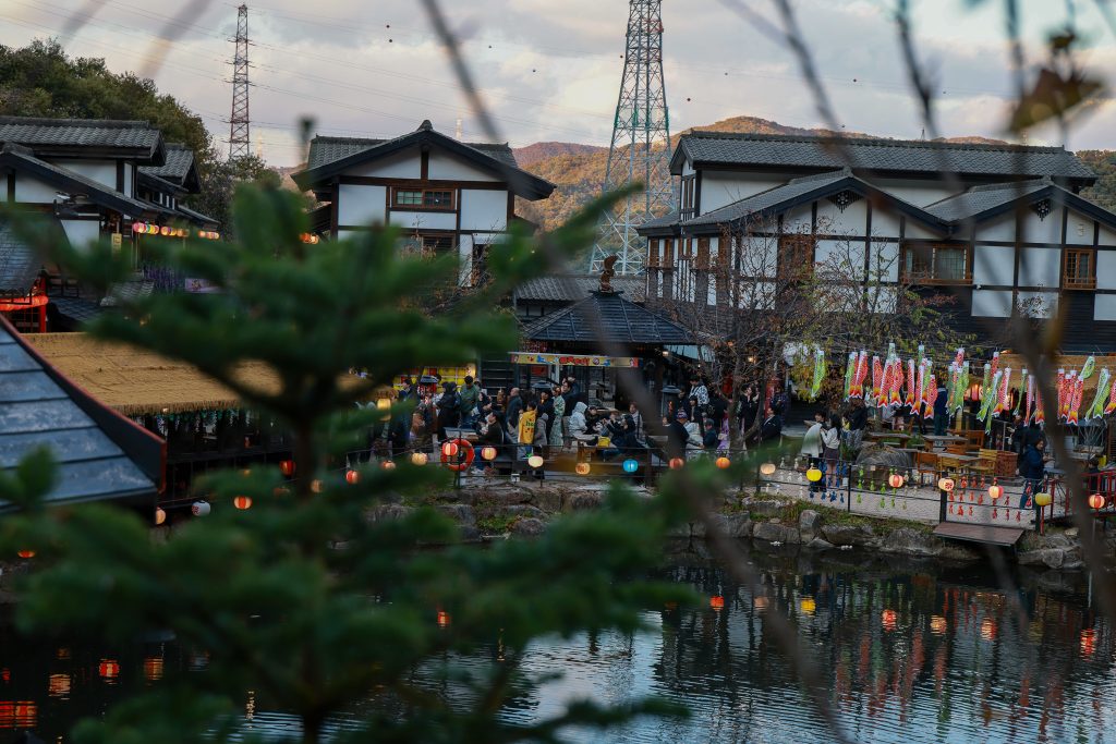 니지모리 스튜디오 일본마을 야경 전경 연못 반영