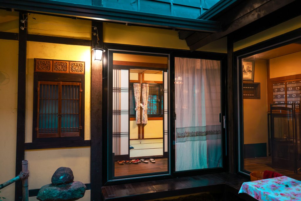 니지모리 스튜디오 전통 가옥 내부 야경