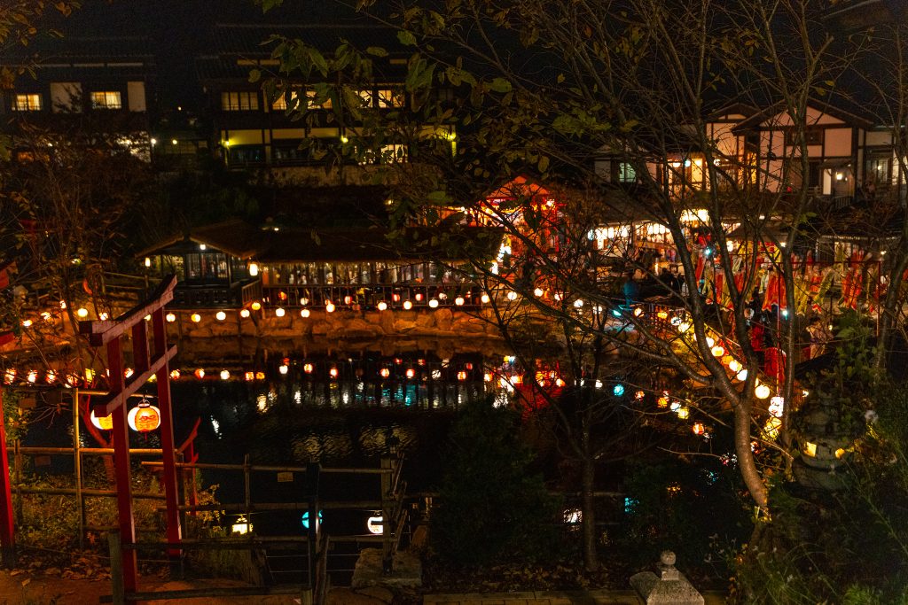 니지모리 스튜디오 제등 야경 연못 반영