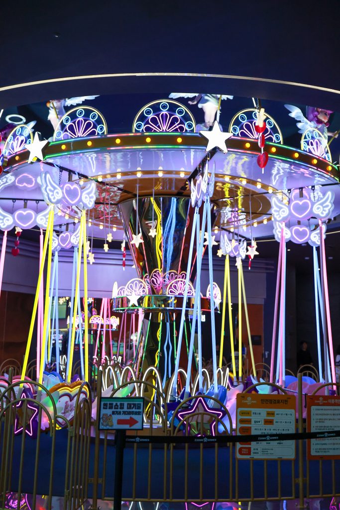 인스파이어 크리스마스 회전목마 야간 조명