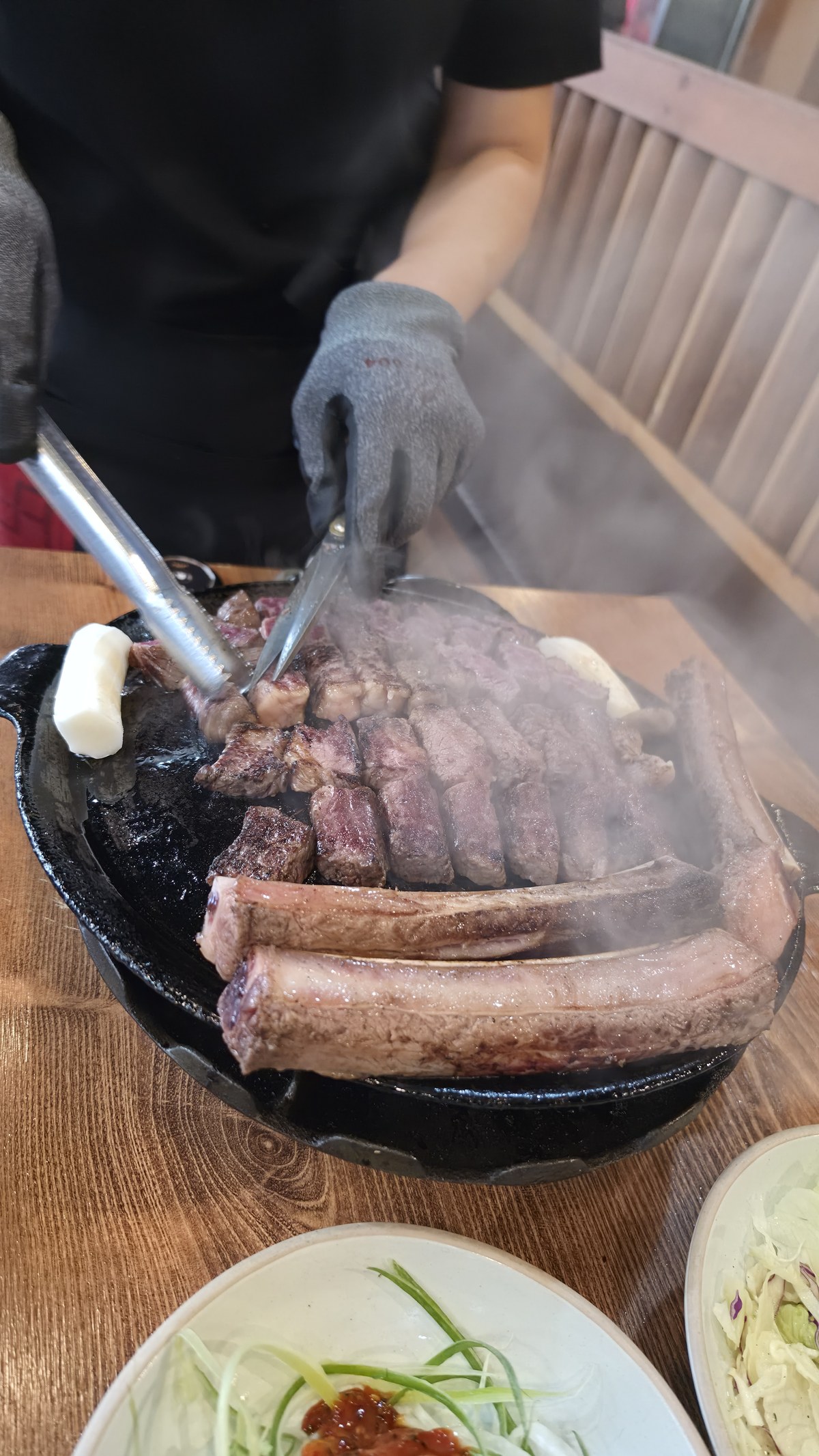 BK우대갈비 짚불구이 김 오르는 모습