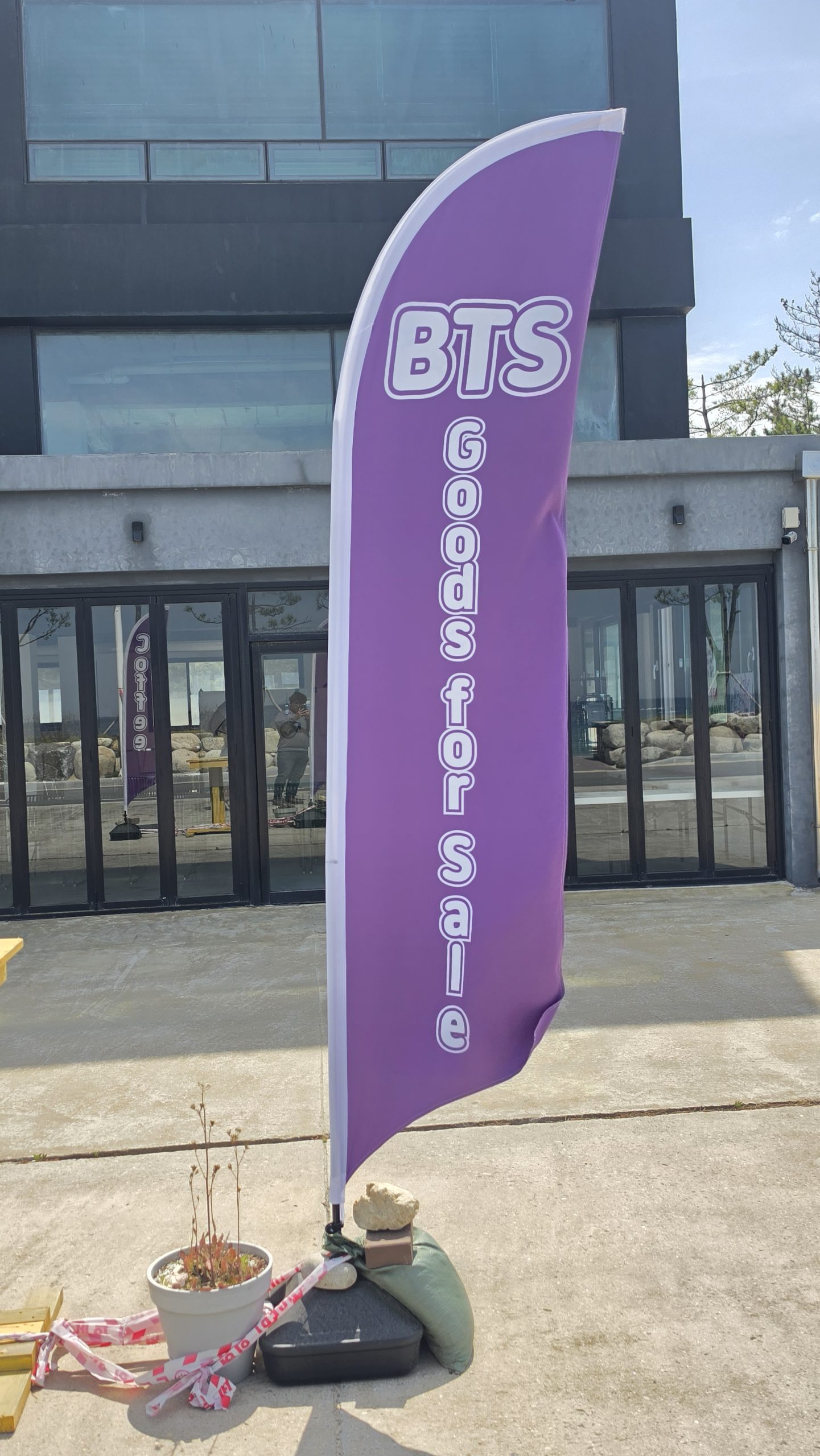 BTS Goods for Sale 보라색 깃발 굿즈샵 외관 — 강릉 향호해변