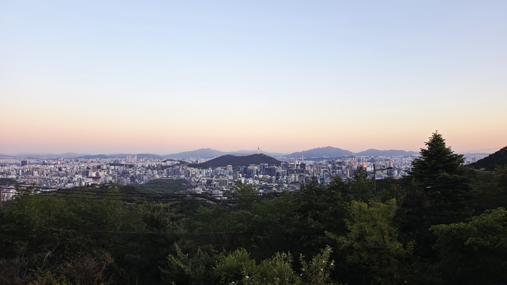 북악스카이웨이 팔각정 전망대에서 바라본 서울 시내 전경 — 남산타워와 도심 빌딩숲