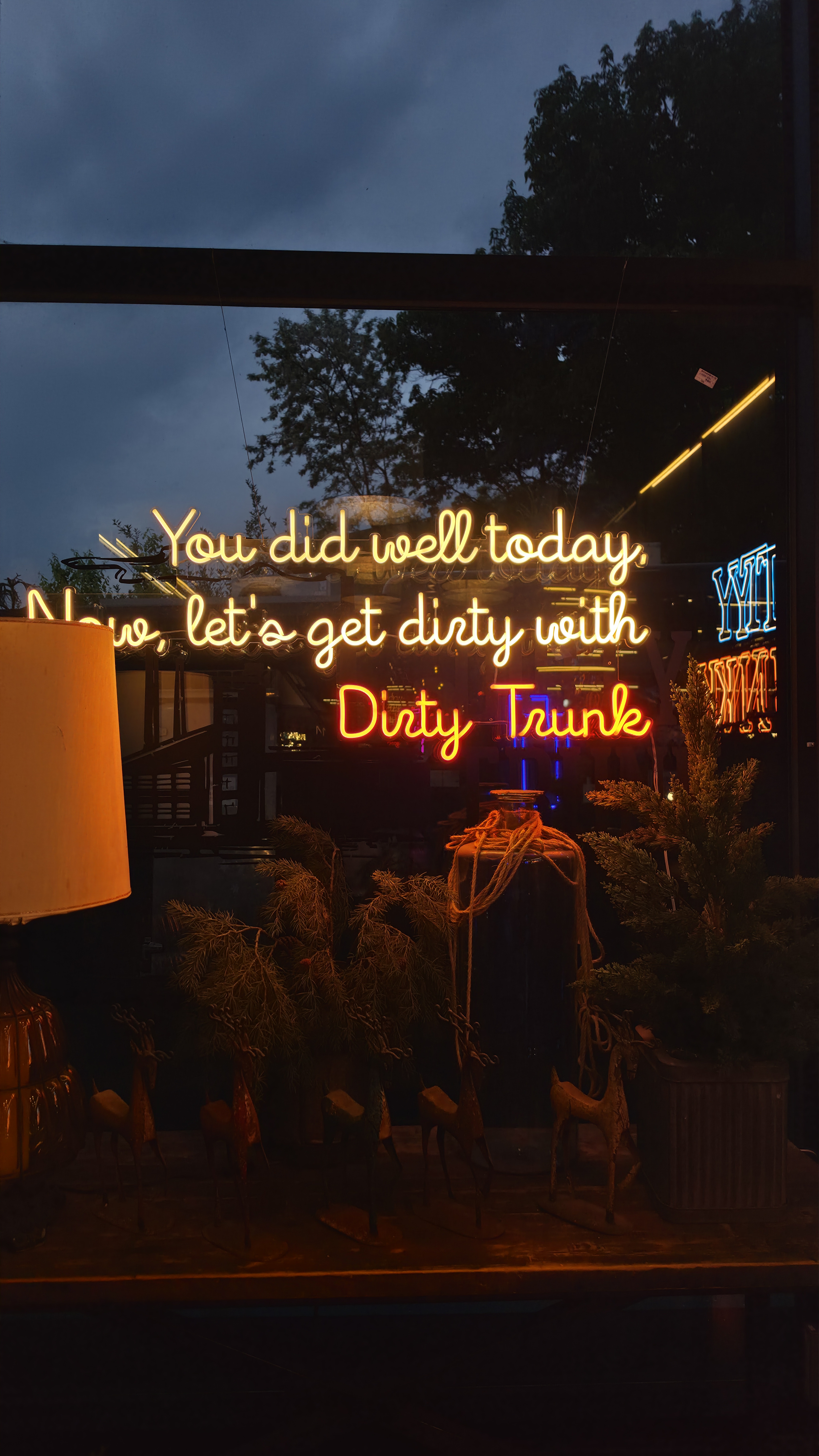 Biển neon ngoài trời ban đêm Dirty Trunk — "You did well today, Let's get dirty"