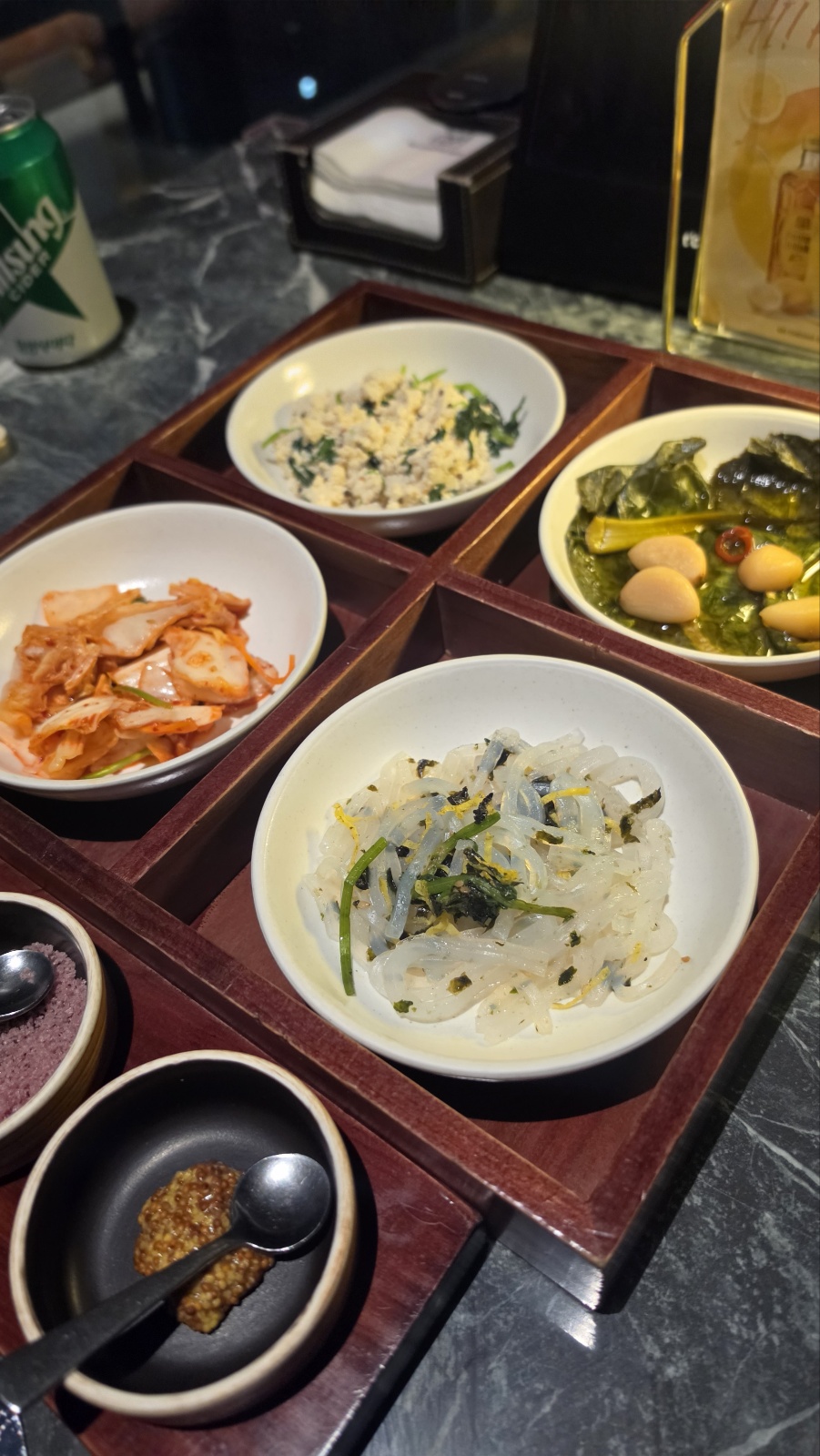고청담 광화문 한우 오마카세 정갈한 반찬 모듬 — 김치, 묵, 장아찌
