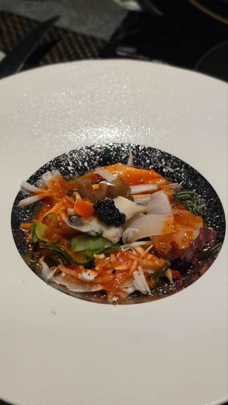 고청담 광화문 한우 오마카세 코스 전채 요리 — 캐비어와 채소 플레이팅