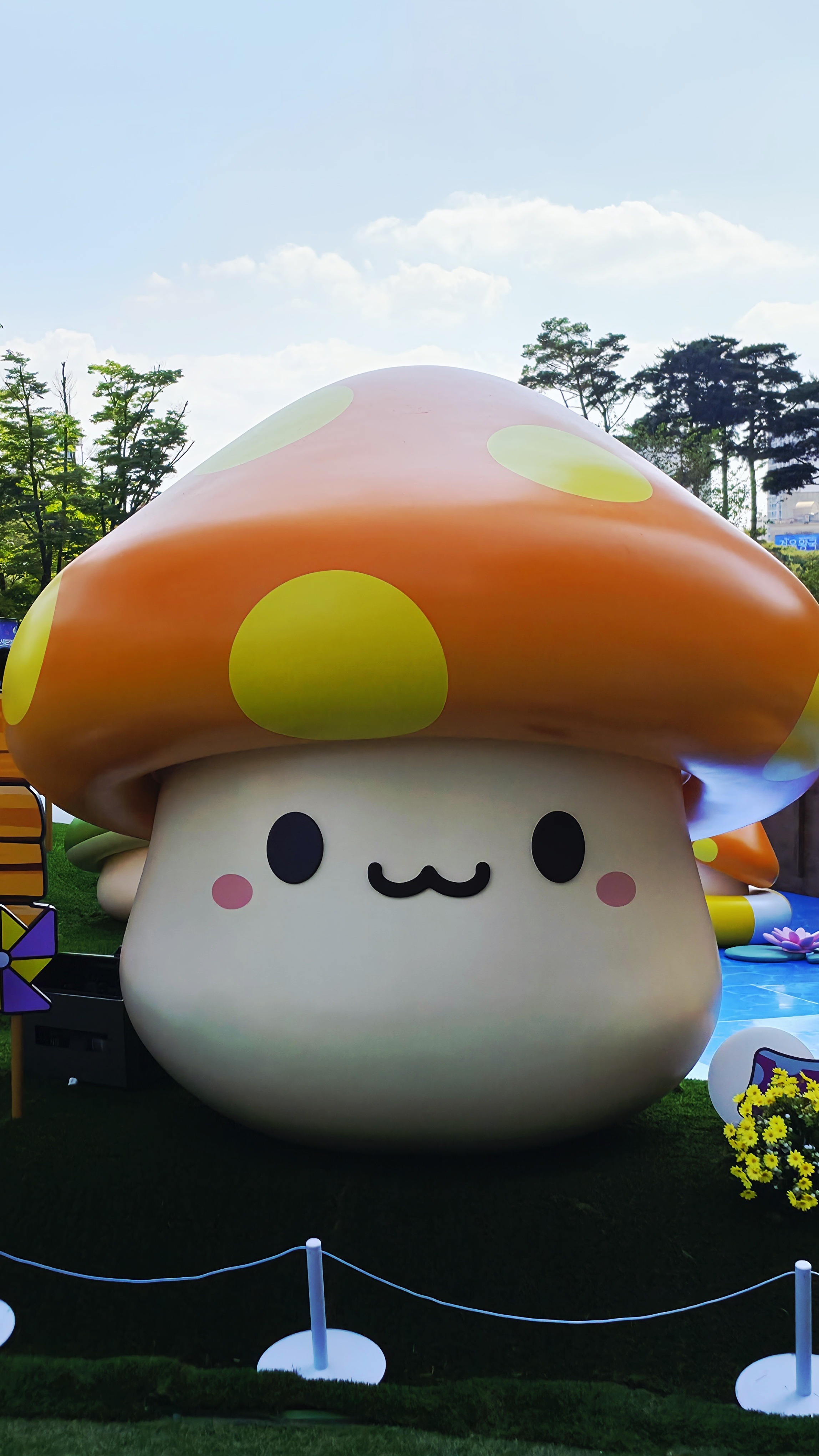 헤네시스 머쉬룸 파크 거대 주황버섯 조형물 클로즈업 잠실