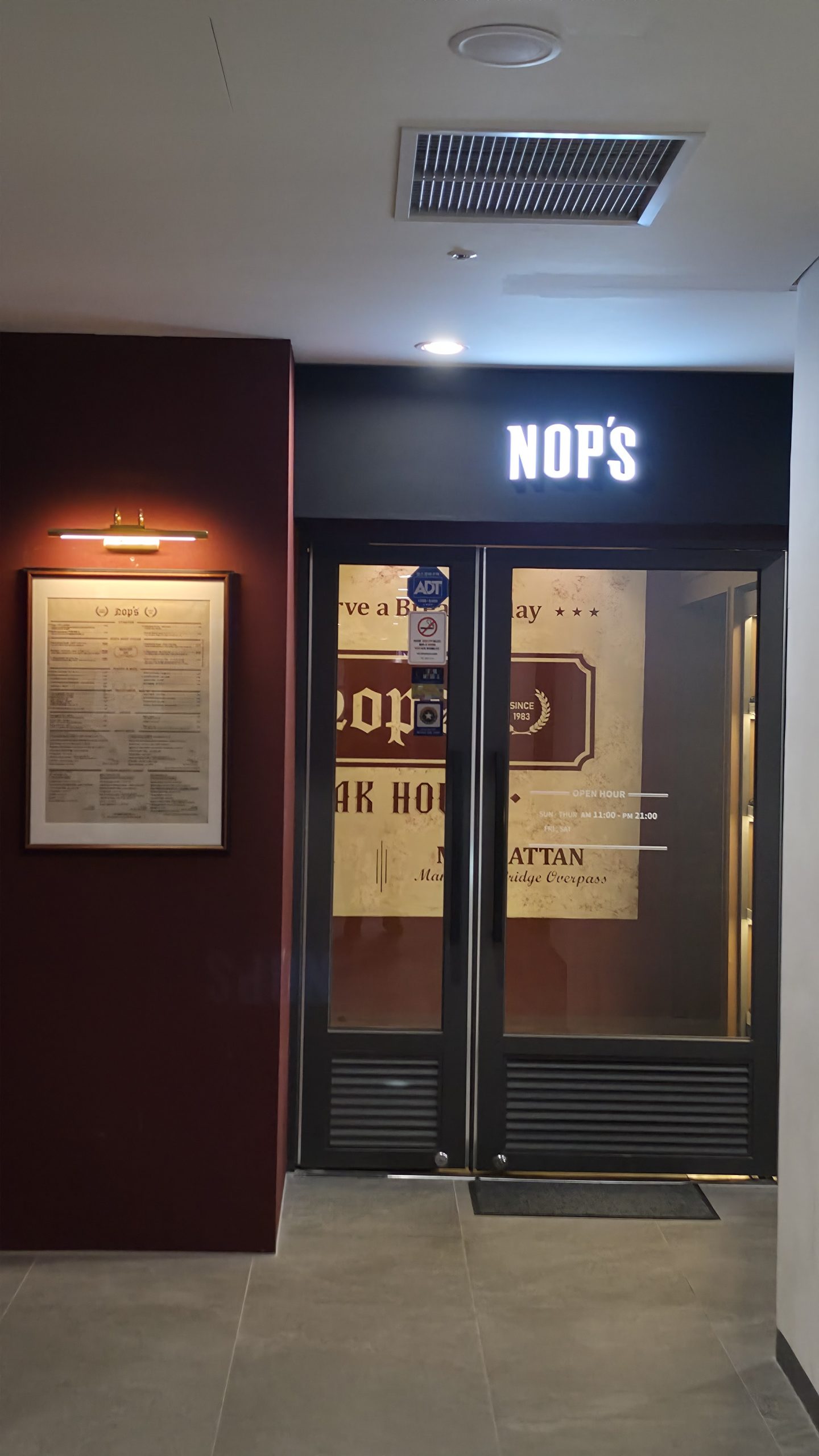 놉스 천호점 입구 NOPS 사인 천호역 6번 출구 130m