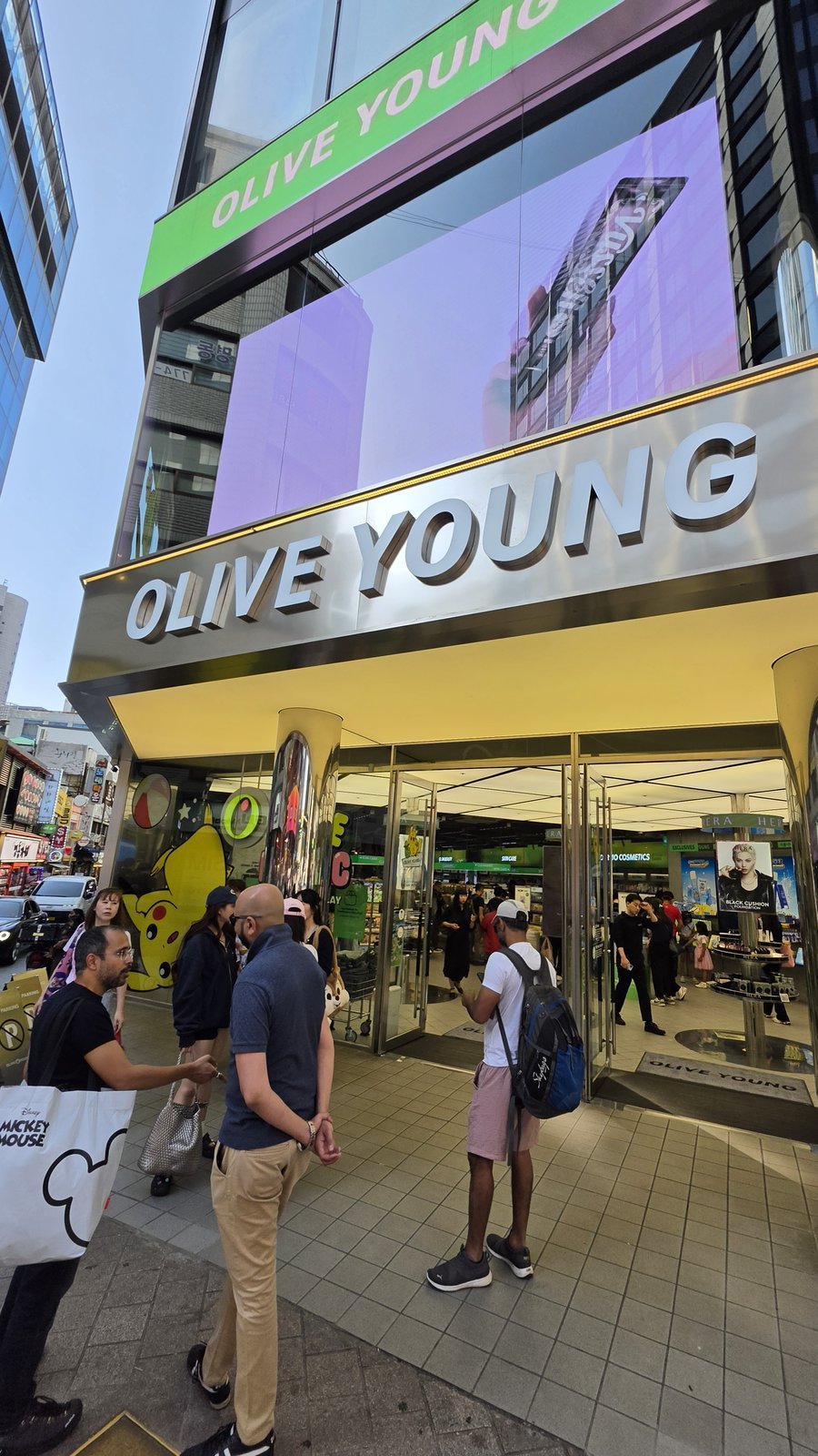 올리브영 명동 타운점 입구 OLIVE YOUNG 사이니지 외국인 관광객