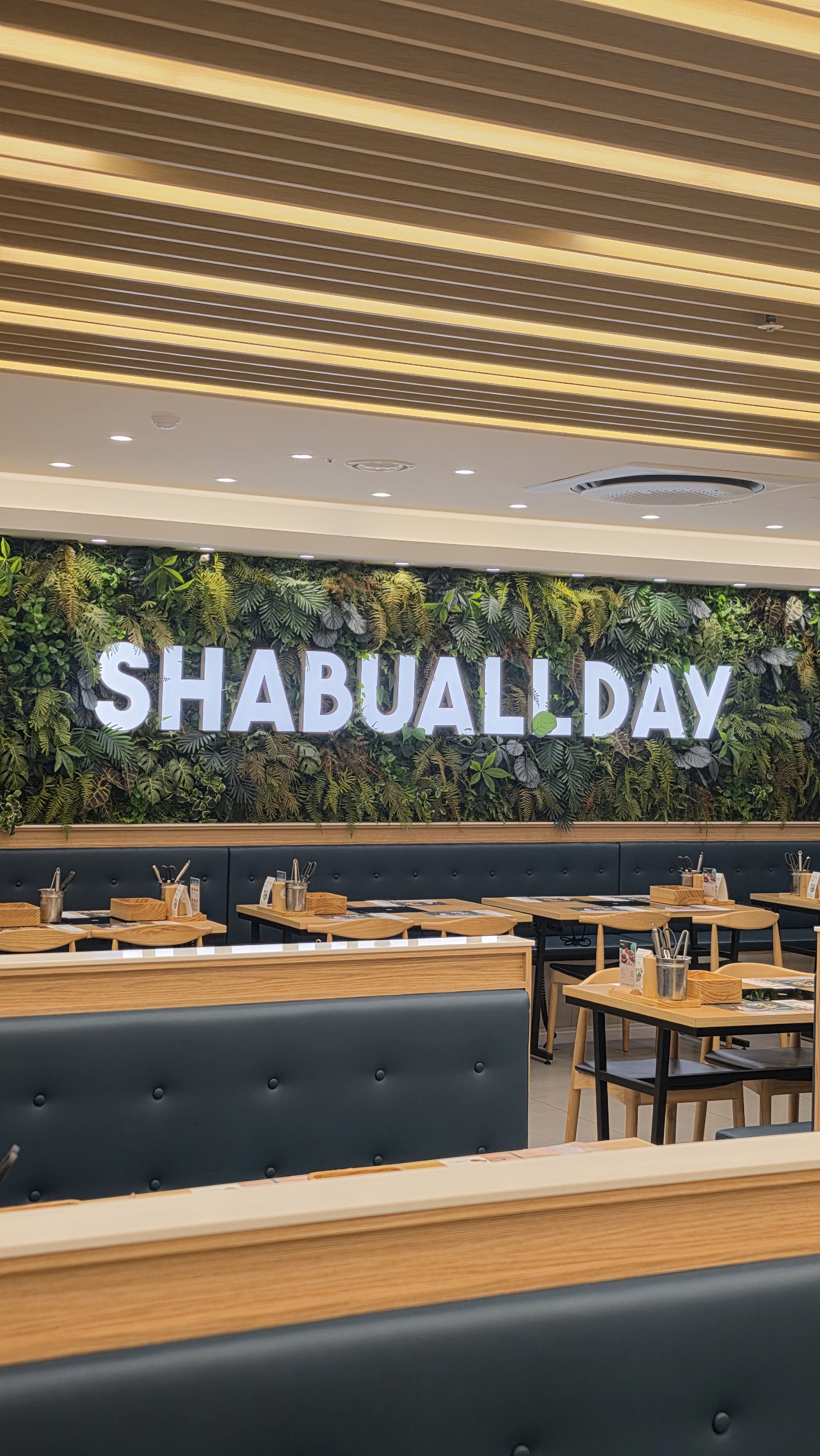 SHABU ALL DAY 그린 월 사인 — 매장 내부
