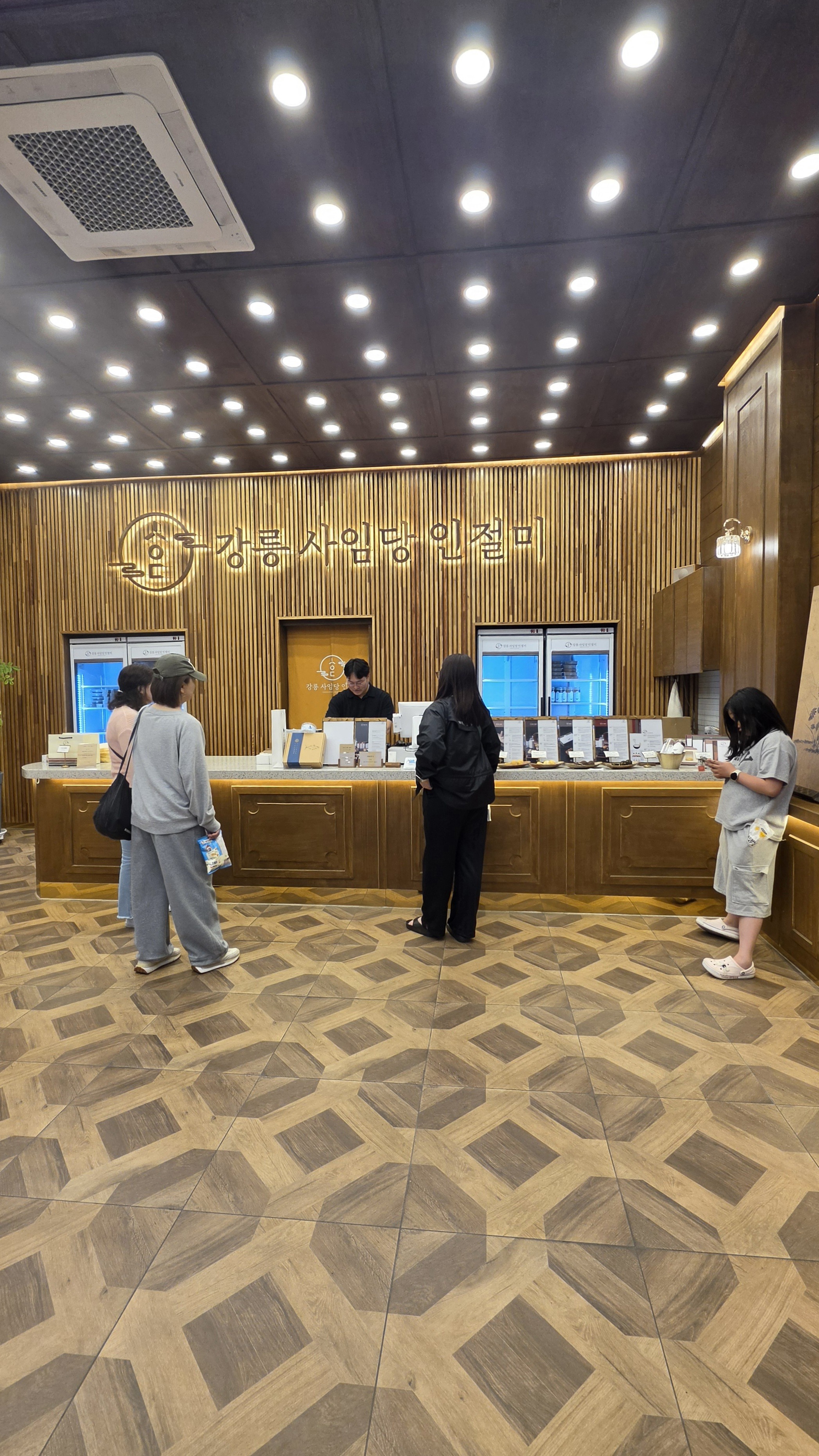 Saimdang Mochi Mukho store interior with the brand logo and counter