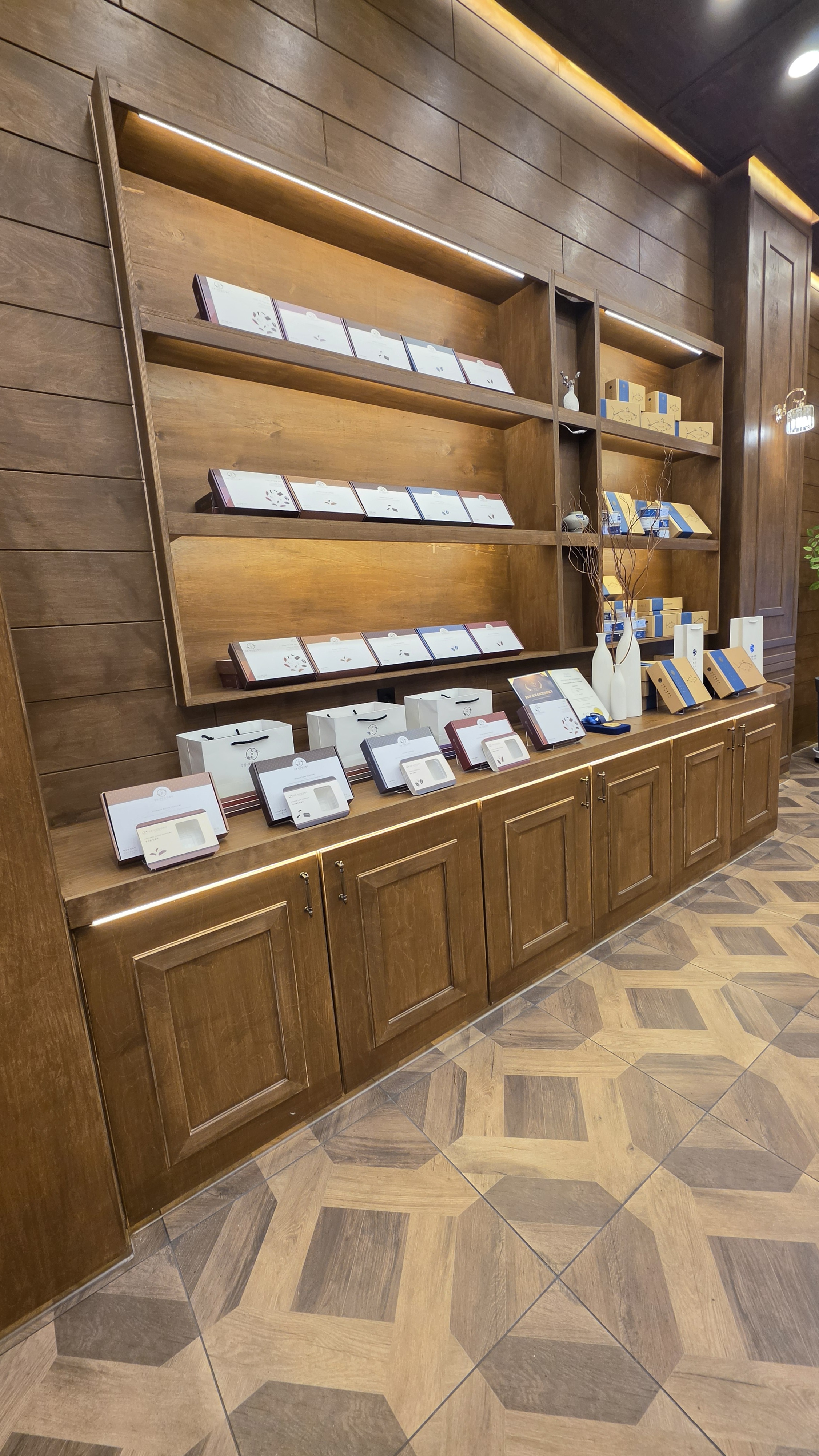 Saimdang Mochi Mukho display shelves stacked with gift boxes and souvenirs
