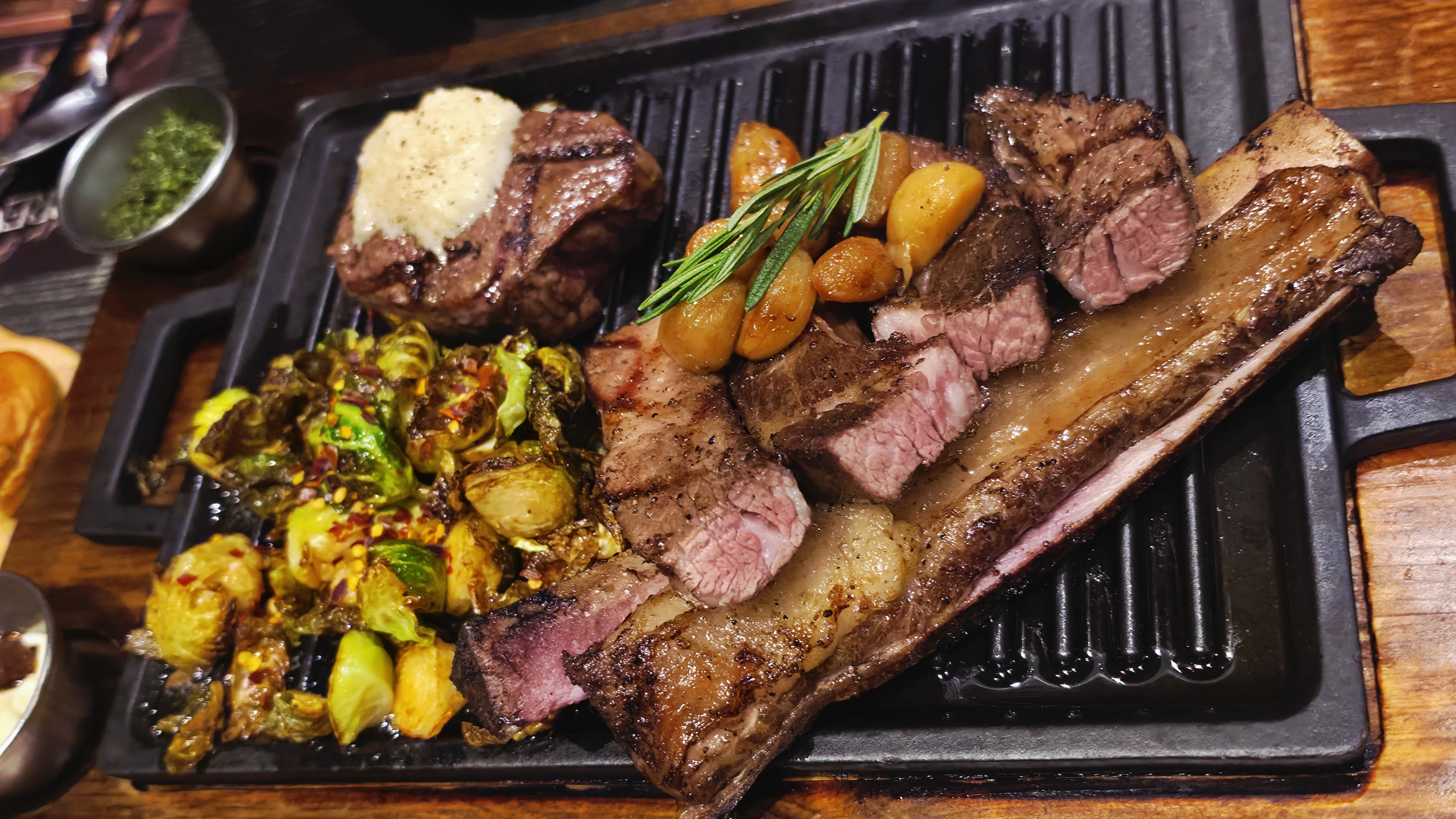 Mad for Garlic Gwanghwamun D Tower — Bít tết Grand Garlic Bone với Filet Set Mad Premium