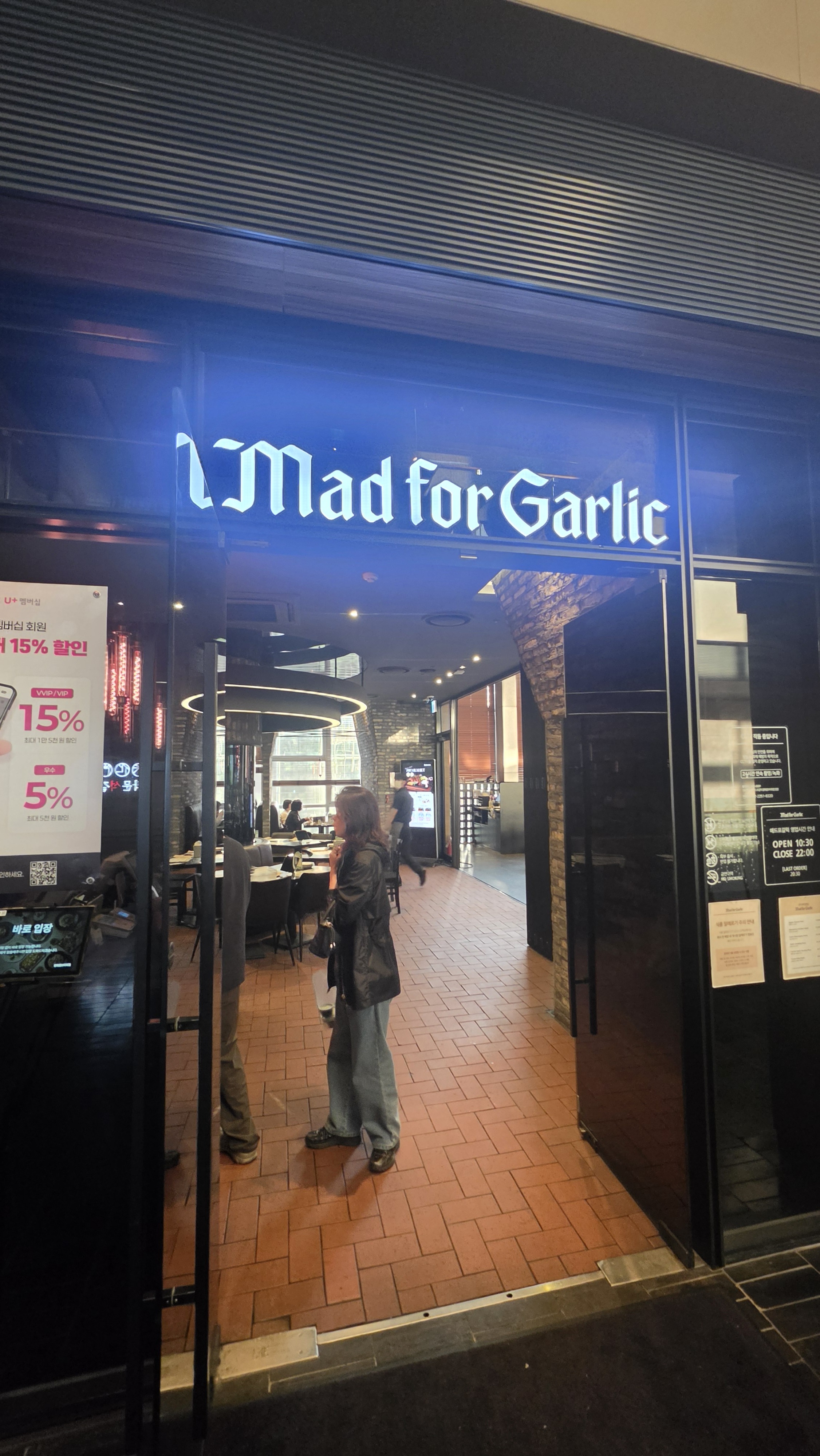 Mad for Garlic Gwanghwamun D Tower — biển hiệu lối vào và bảng giảm giá