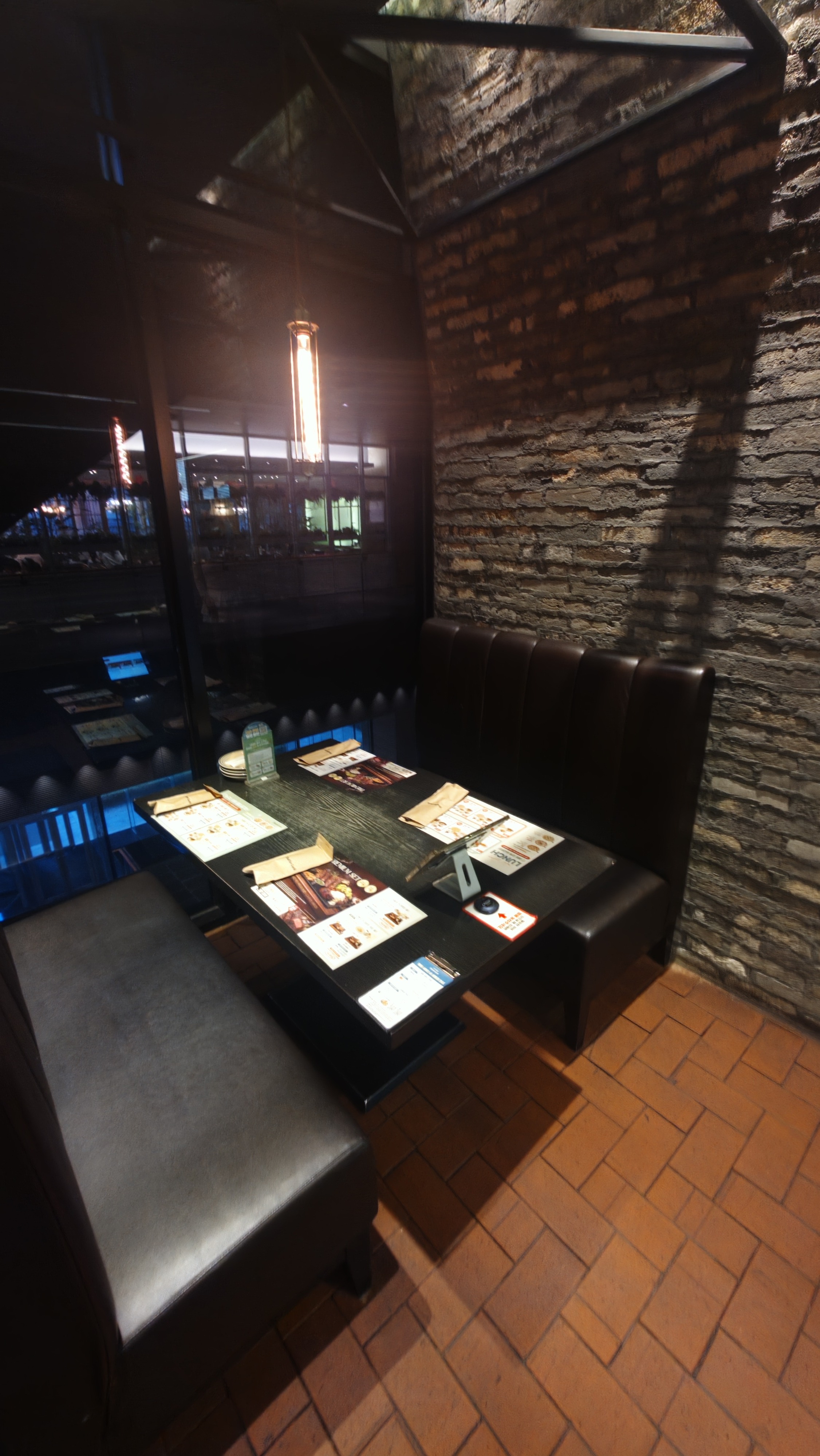 Nội thất Mad for Garlic Gwanghwamun D Tower — tường gạch, giải Red Dot