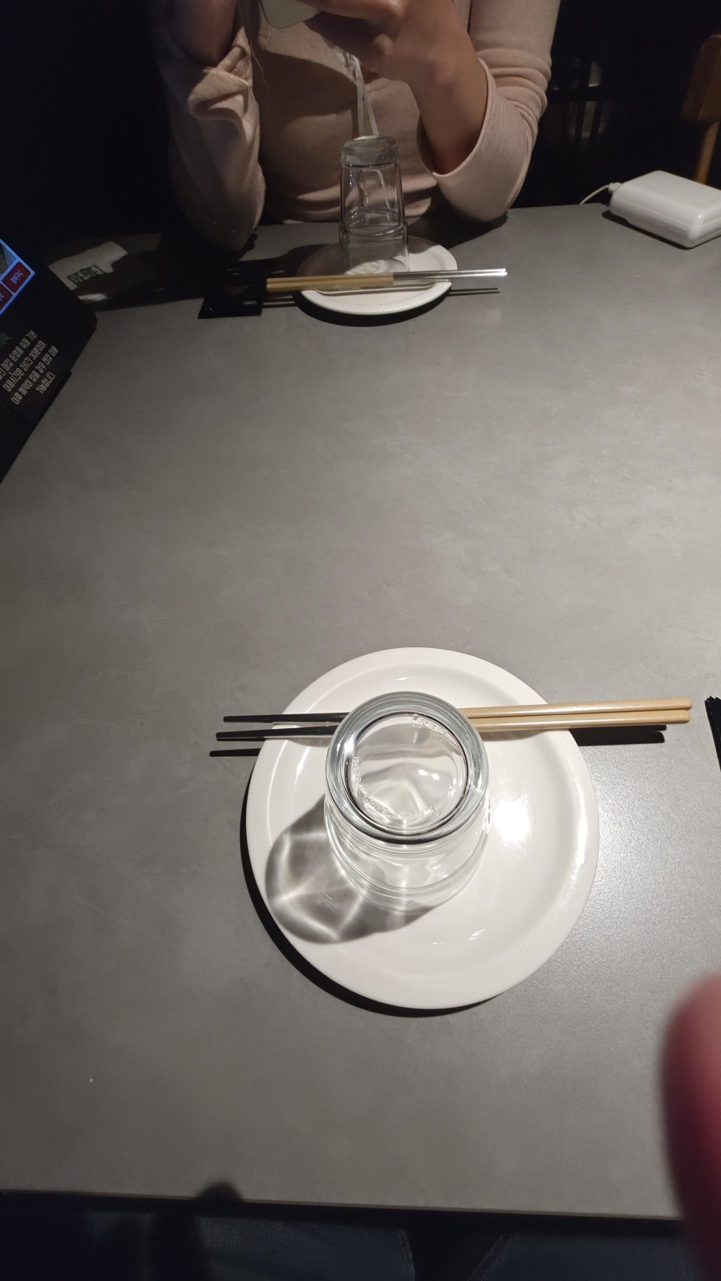 직각식탁 테이블 세팅 — 잔과 젓가락, 기본 안주 크래커와 크림치즈