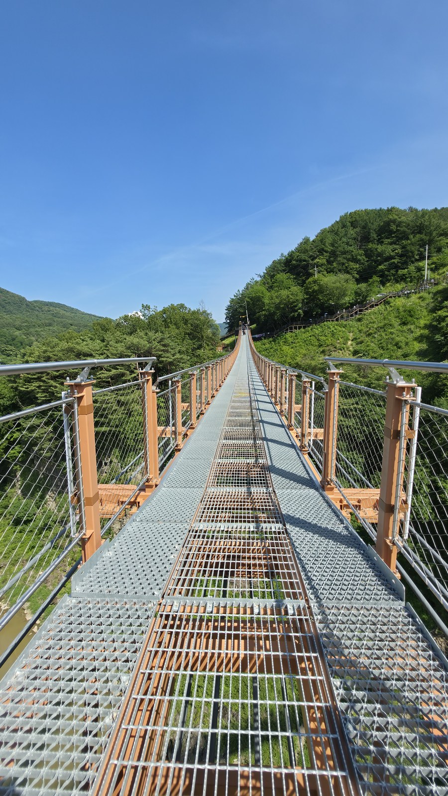 한탄강 Y형 출렁다리 보행로 파란 하늘 포천 협곡
