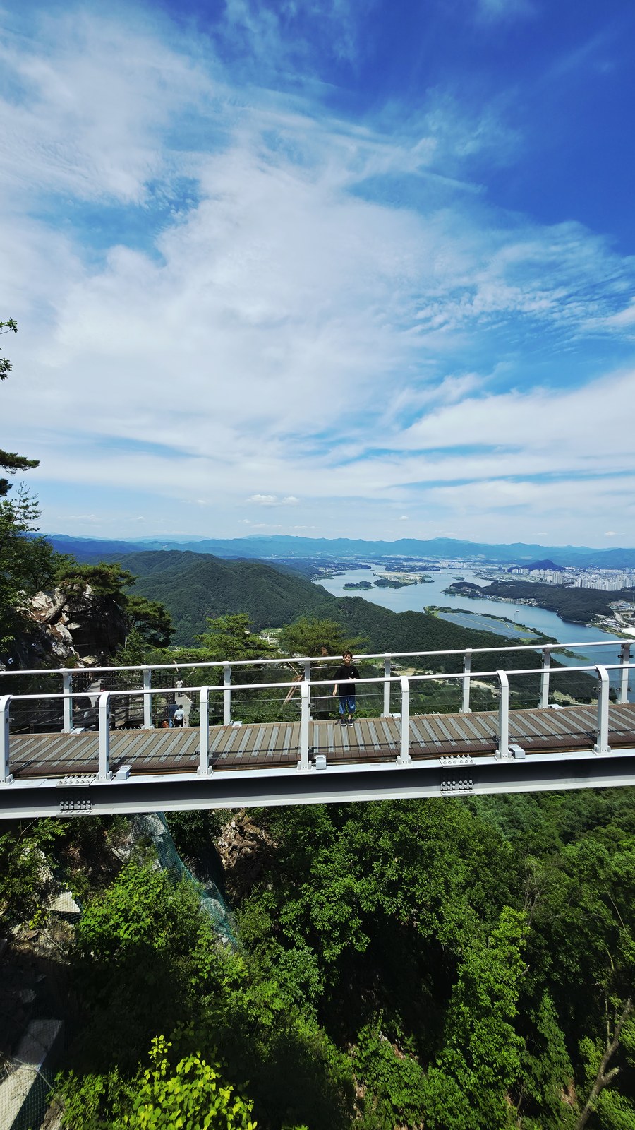 삼악산 정상 유리바닥 스카이워크에서 본 의암호 전경