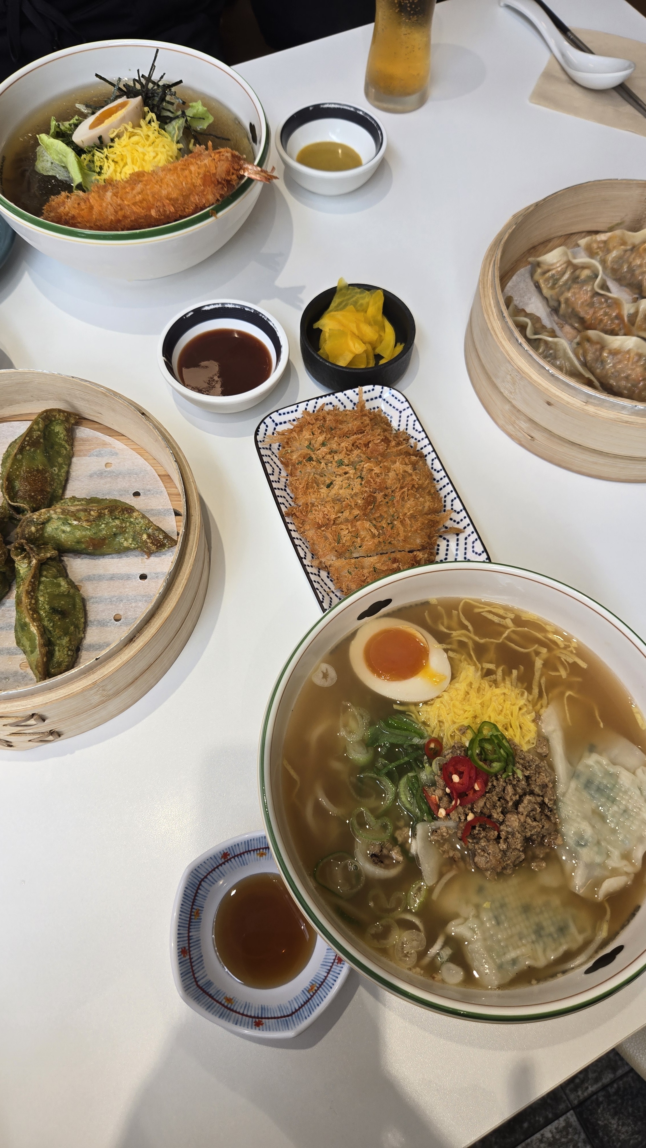 성수완당 완당면 구름만두 새우튀김 돈까스 한 상차림