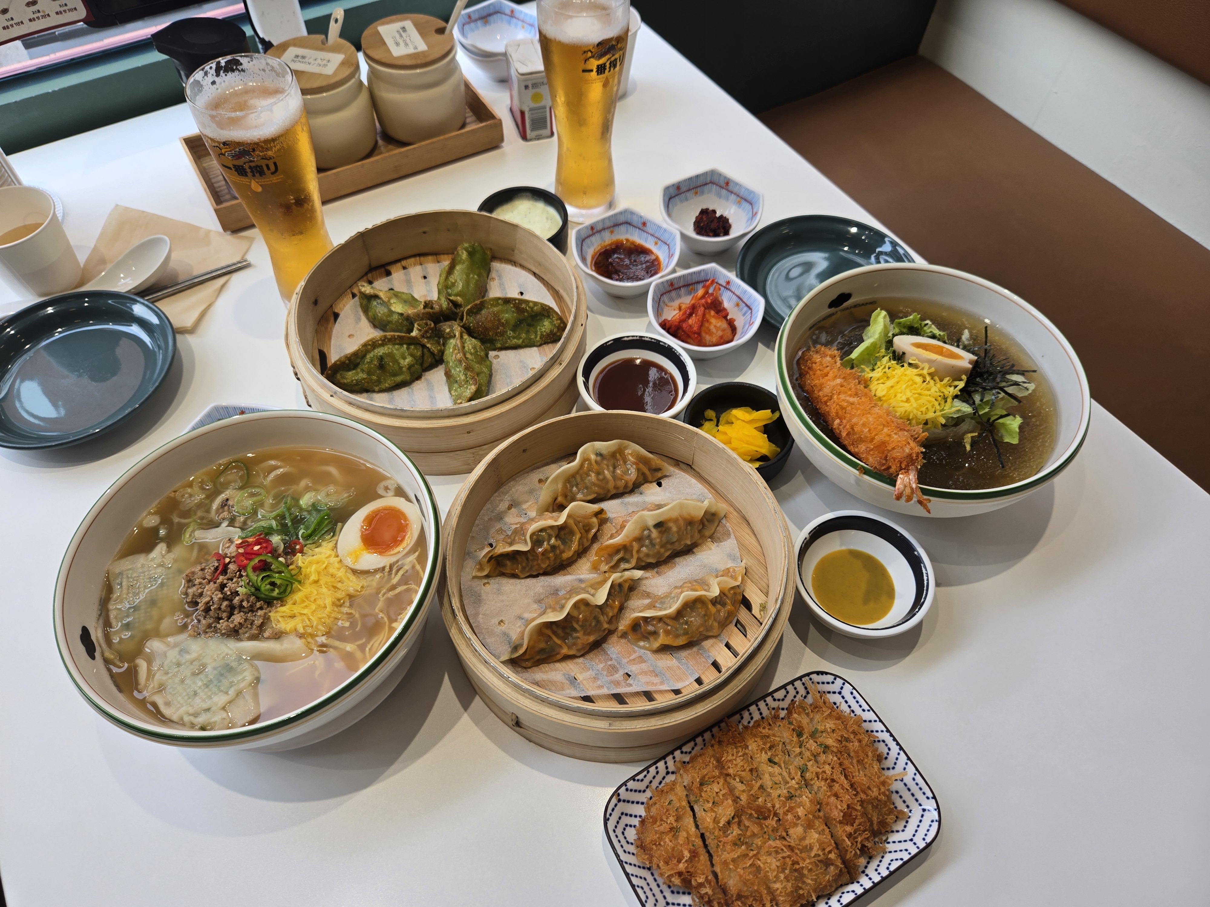 성수완당 완당면 구름만두 맥주 테이블 세팅