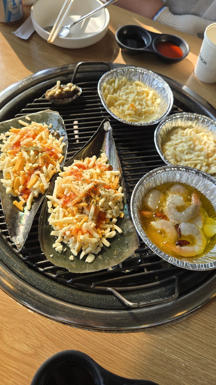 월미도 조개구이 불판 위 치즈 홍합과 버터새우 감바스