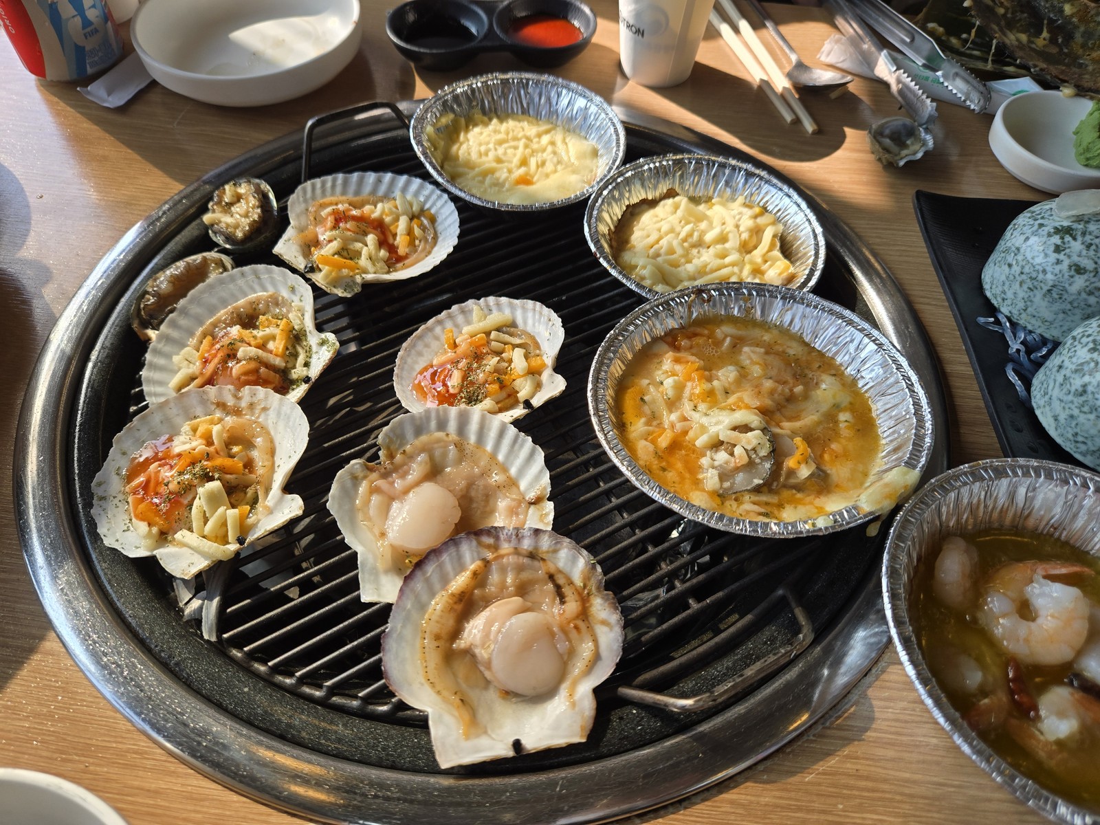 장터조개구이 원형 불판 치즈 가리비와 치즈퐁듀 전복